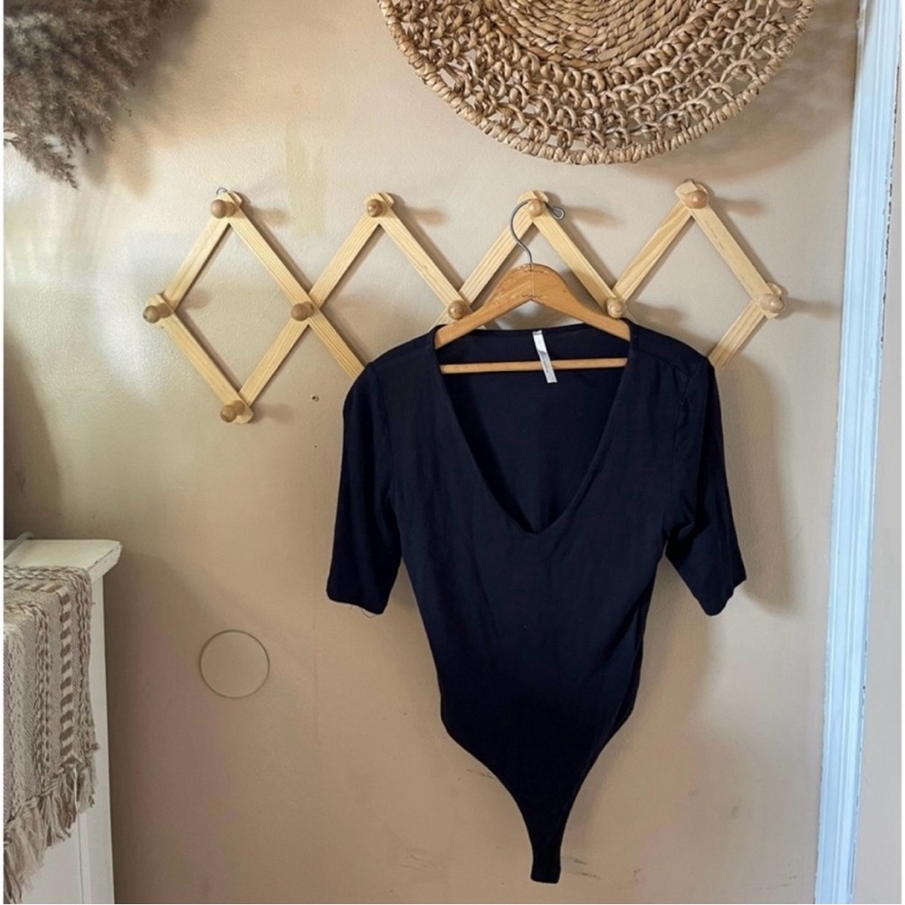 Love Nation black quarter sleeve v-neck bodysuit size small